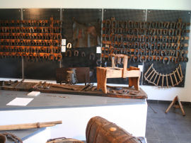 Rastrelliera dei ferri per gli animali nel Museo di Cheverel (42454 bytes)